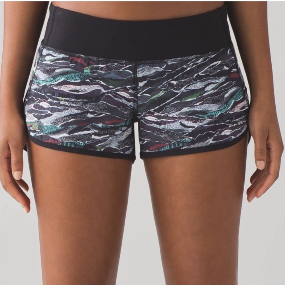 Lululemon Athletica Speed Shorts in Black/Multicolored. Sz. 6
